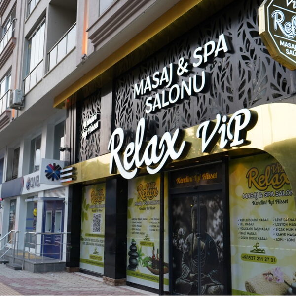 Relax VIP İskenderun masaj salonu gündüz dış cephesi, altın-yeşil tabela ve vitrin panoları