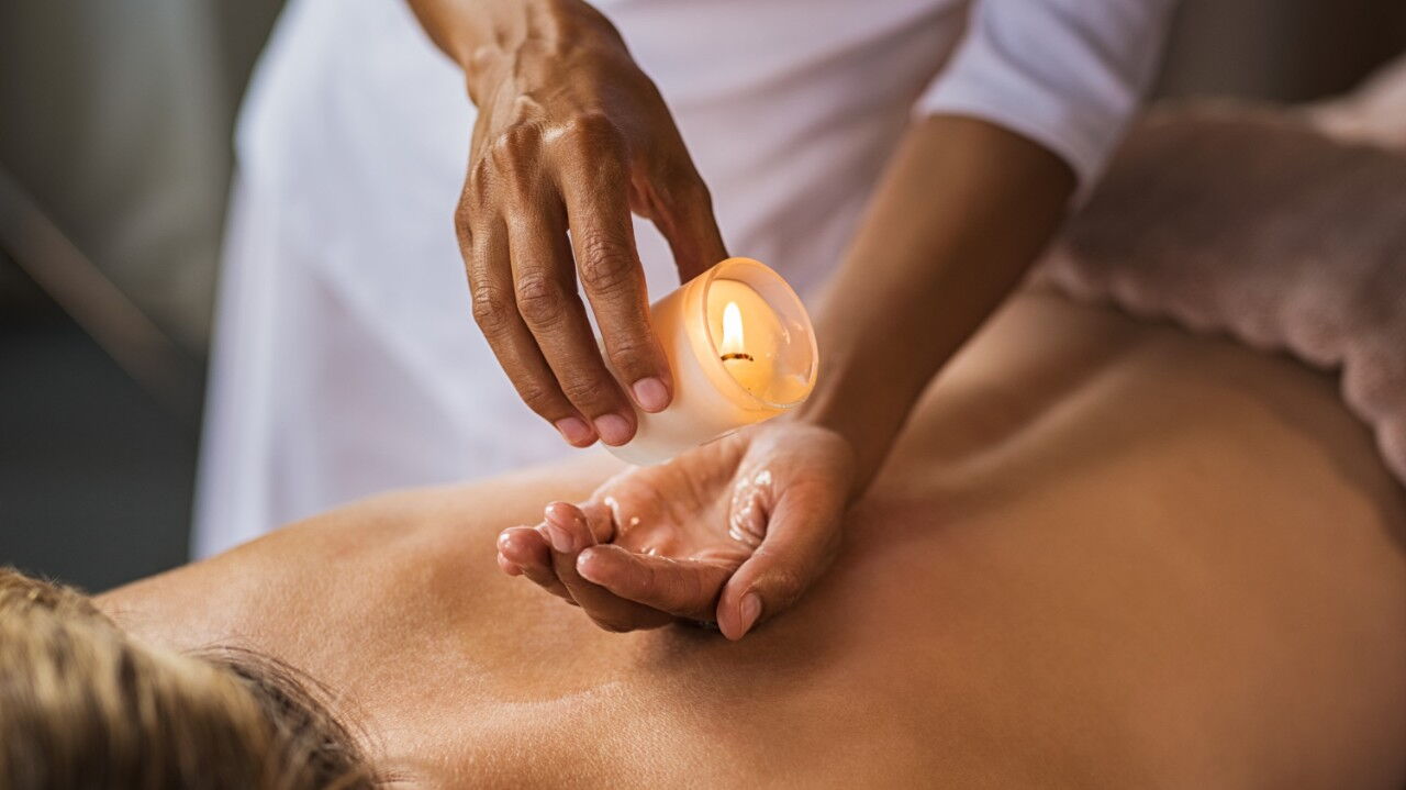 Warme Kerzenmassage — Angewandte Techniken